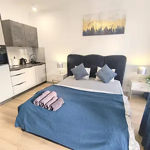 Private Parking, Secure Building - Old Town & Main Station Apartment