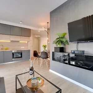  Apartment Chmielna 72